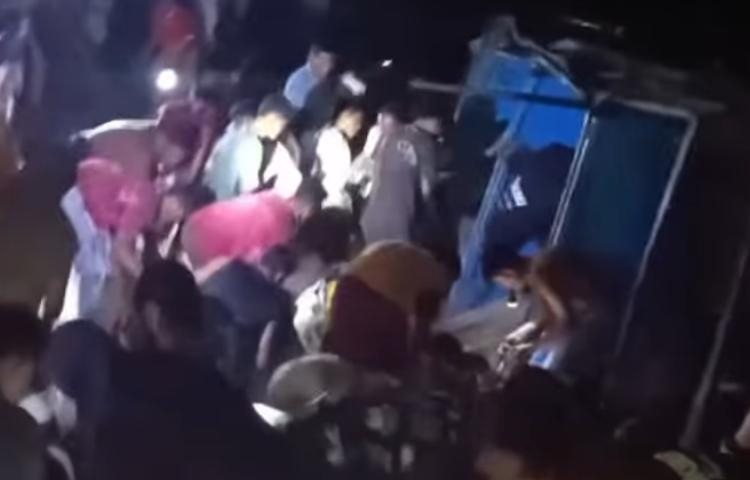 Viral video warga menjarah truk bermuatan udang terguling di Bima