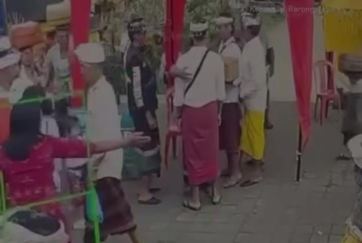 Rekaman detik-detik pemukulan pecalang di Pura Besakih