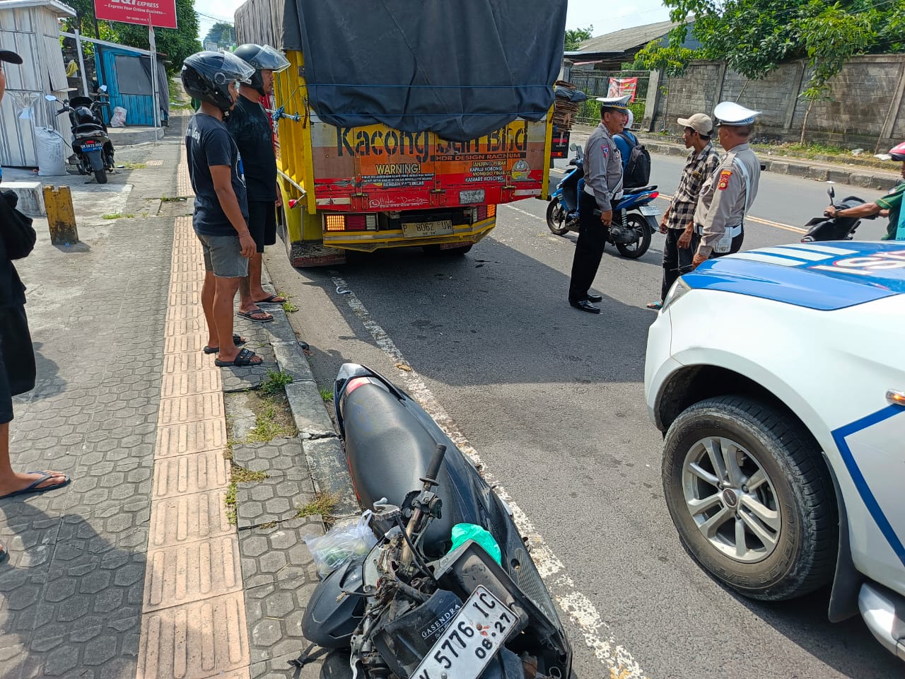 Motor korban dan truk parkir yang ditabrak di Jalan Cargo, Denpasar. (Bali Express/Istimewa)
