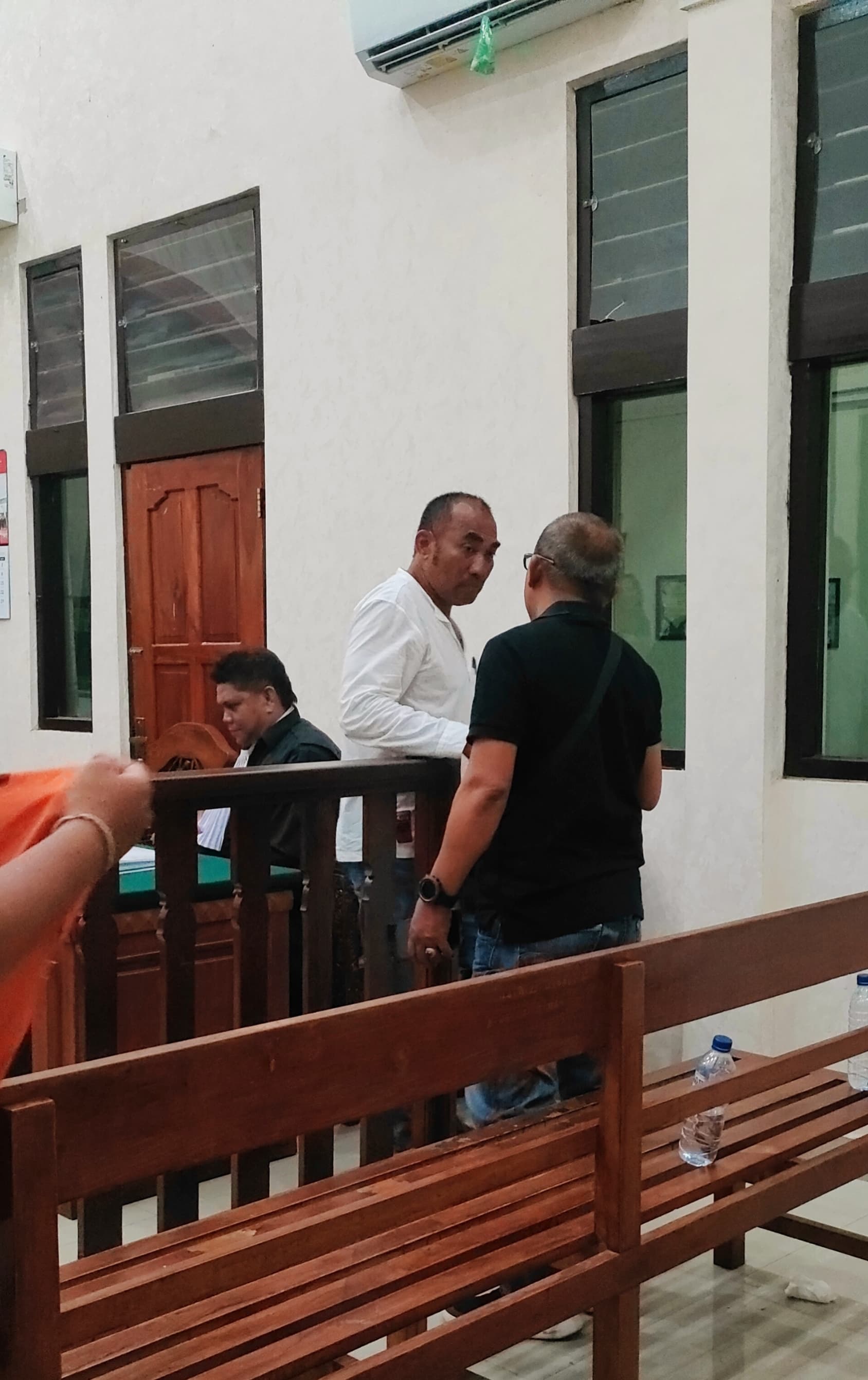 Terdakwa Ketut Catur Udaya (baju putih) saat menjalani sidang di PN Denpasar. (Bali Express/I Gede Paramasutha)