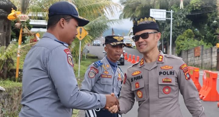 Kapolres Karangasem AKBP Joseph Edward Purba (kanan) memantau pelaksanaan Karya Ida Bhatara Turun Kabeh di Pura Agung Besakih.