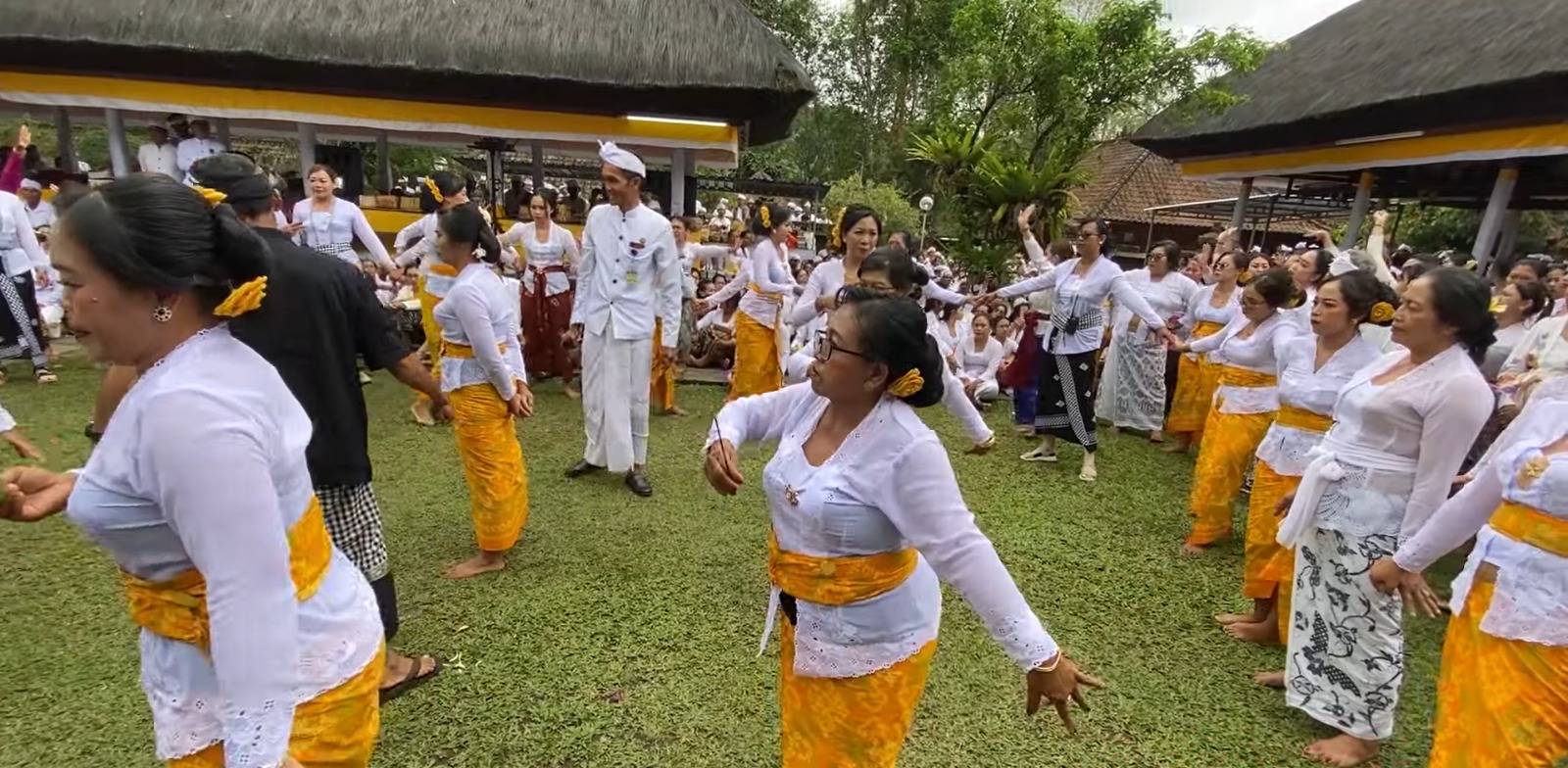 Tari Rejang Pamendak di Pura Batukaru, Desa Wongaya Gede, Kecamatan Penebel, Tabanan