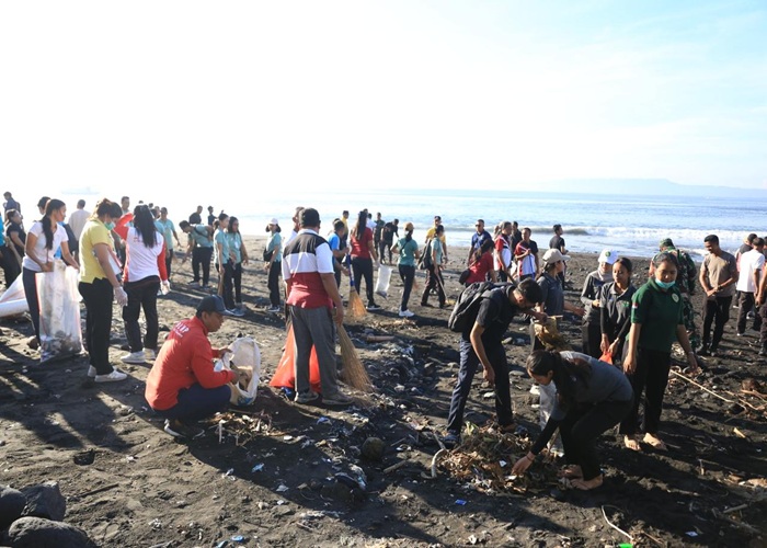 BERGERAK : Gerakan bersih sampah di kawasan Pantai Pura Segara Kusamba, Kecamatan Dawan, Rabu (16/4/2025).