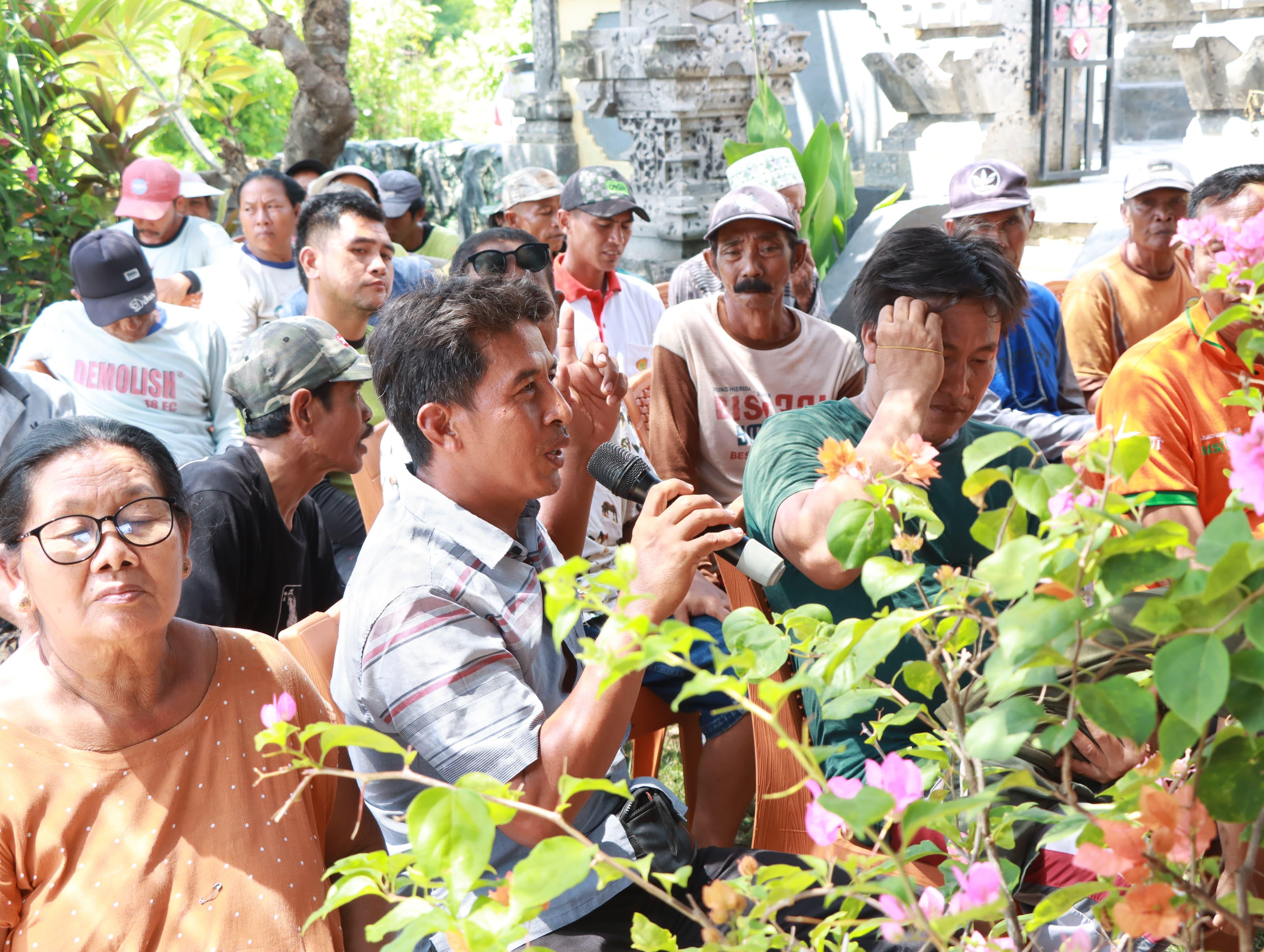 Para petani jagung menyampaikan keluhan soal kesulitan pemasaran hasil panen.
