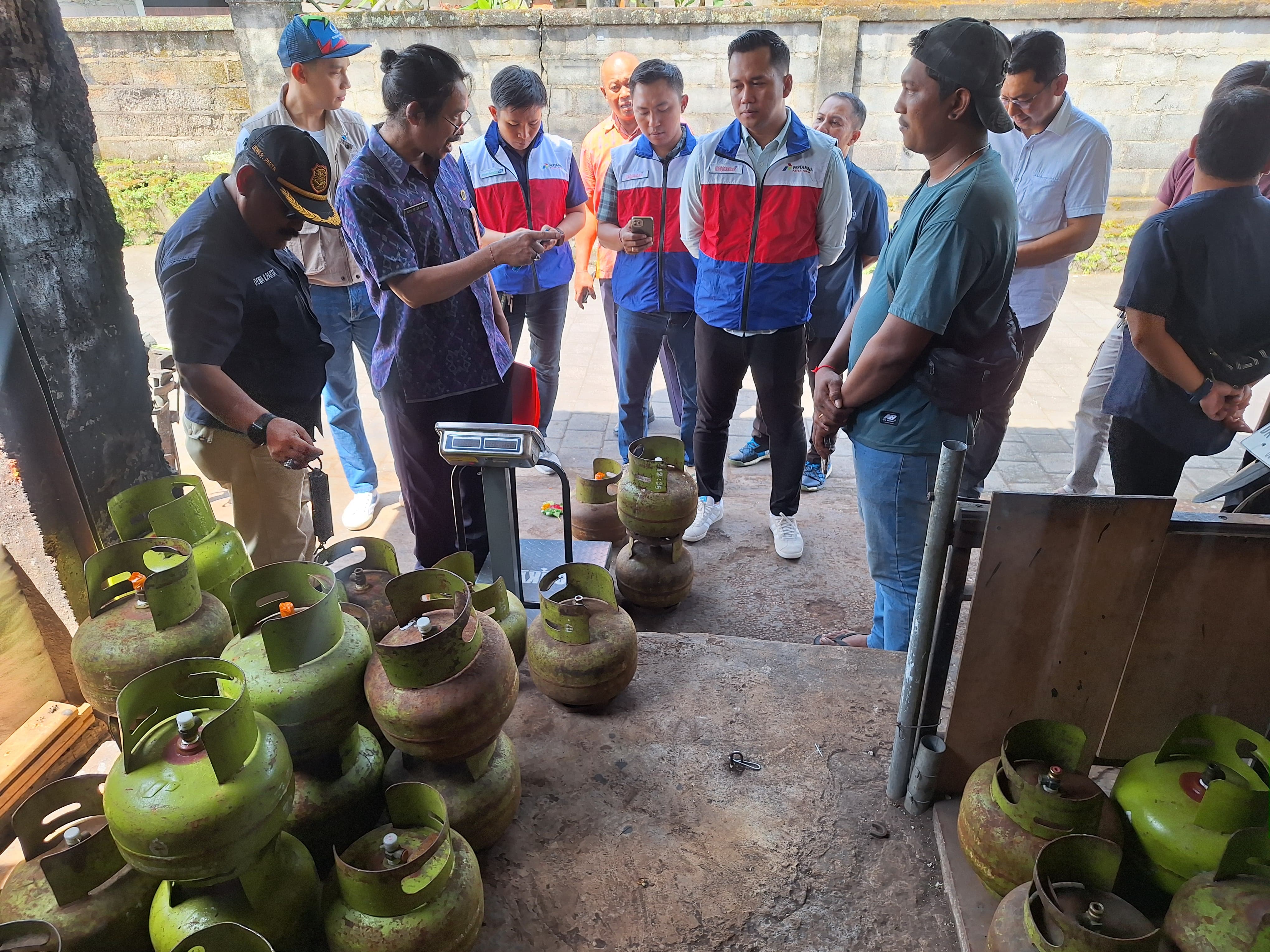 SIDAK : Sidak pangkalan LPG 3 Kg di wilayah Kabupaten Gianyar.