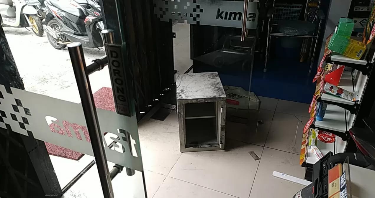 BERSERAKAN : Kondisi apotek di Jalan Mastrip Karapngpilang, Surabaya, usai dibobol kawanan maling. (IST/RADAR SURABAYA)