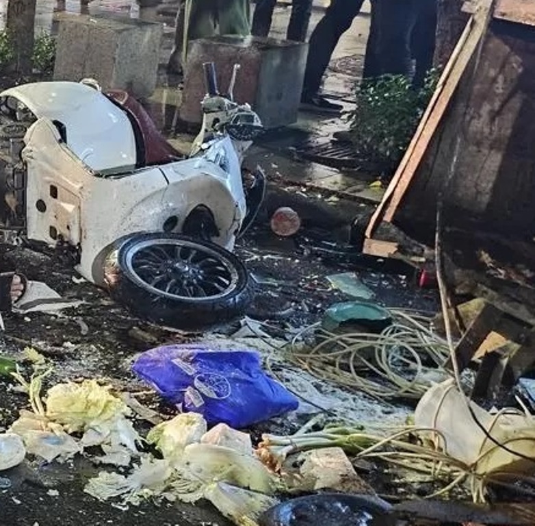 TERGELETAK : Pengendara Vespa yang tergeletak usai menabrak rombong nasi goreng di Jalan Tunjungan, Surabaya. (IST/RADAR SURABAYA)
