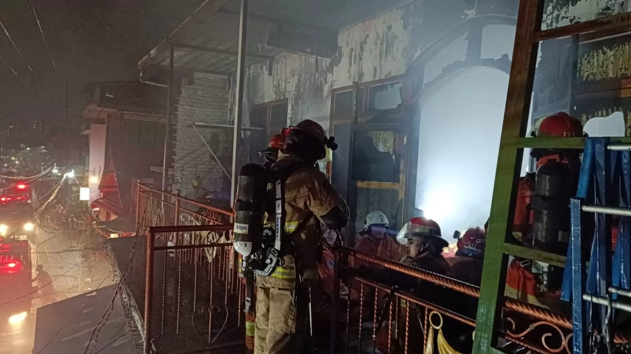 Petugas memadamkan kebakaran di Kedungrukem Surabaya. (IST)