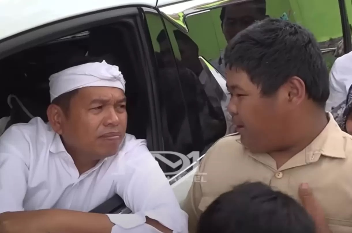 Gubernur Jawa Barat Dedi Mulyadi berbincang dengan pelajar SMP.&nbsp; (Youtube Kang Dedi Mulyadi Channel)