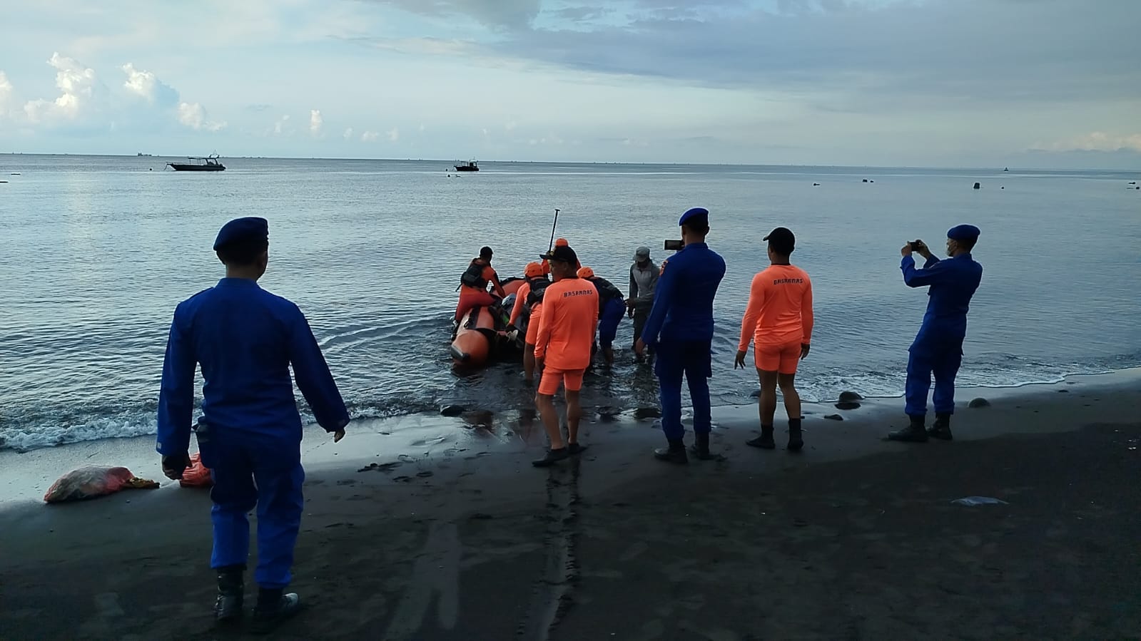PENCARIAN: Tim SAR Gabungan melakukan pencarian terhadap WNA yang diduga terjatuh saat mancing.