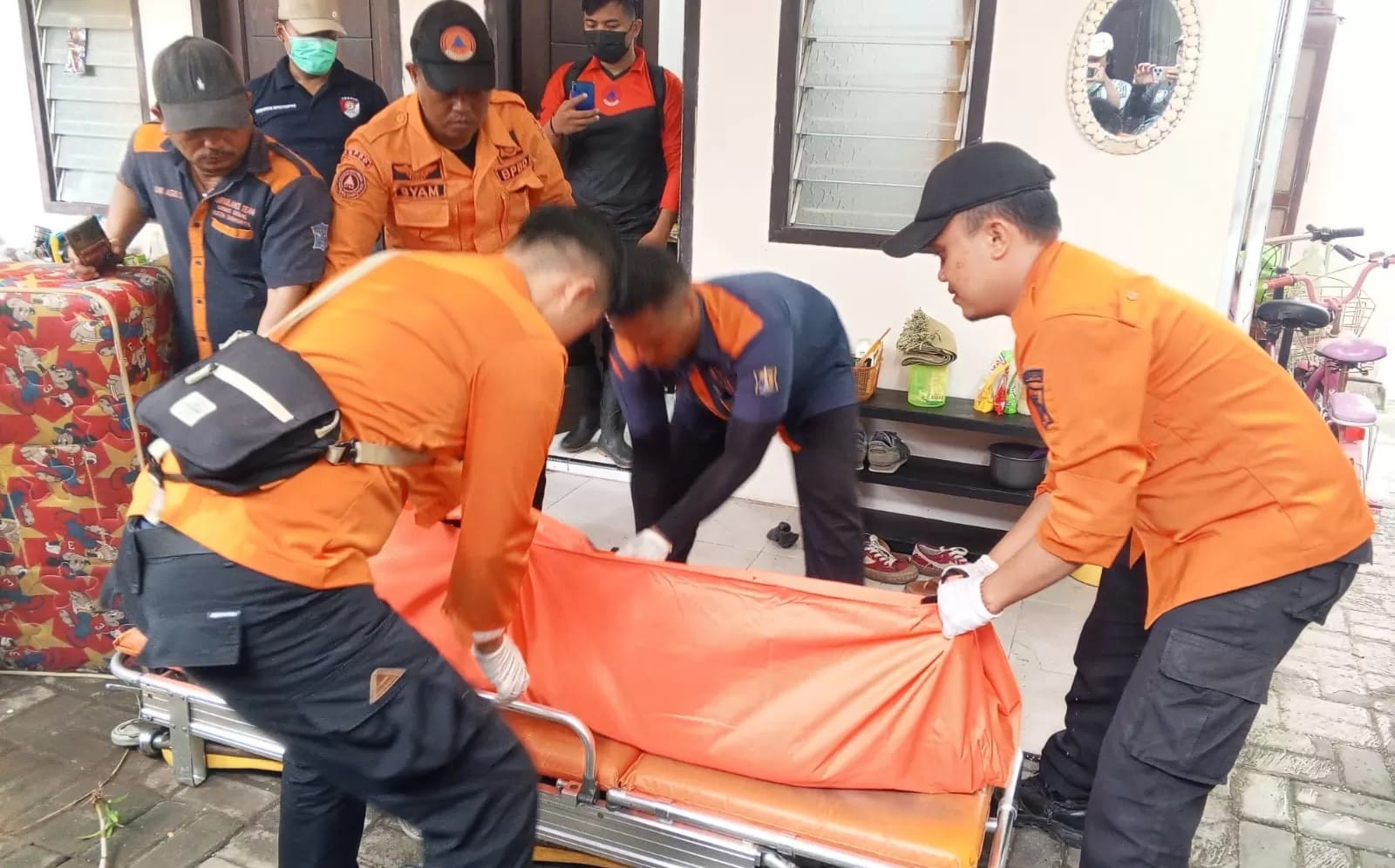 Jasad mahasiswa yang ditemukan tewas tempat kos di Jalan Gubeng Kertajaya, Surabaya, saat dievakuasi.