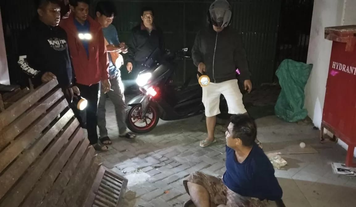 Tersangka JN saat ditangkap usai tepergok mencuri kabel di gedung bank Jalan Panglima Sudirman, Surabaya.