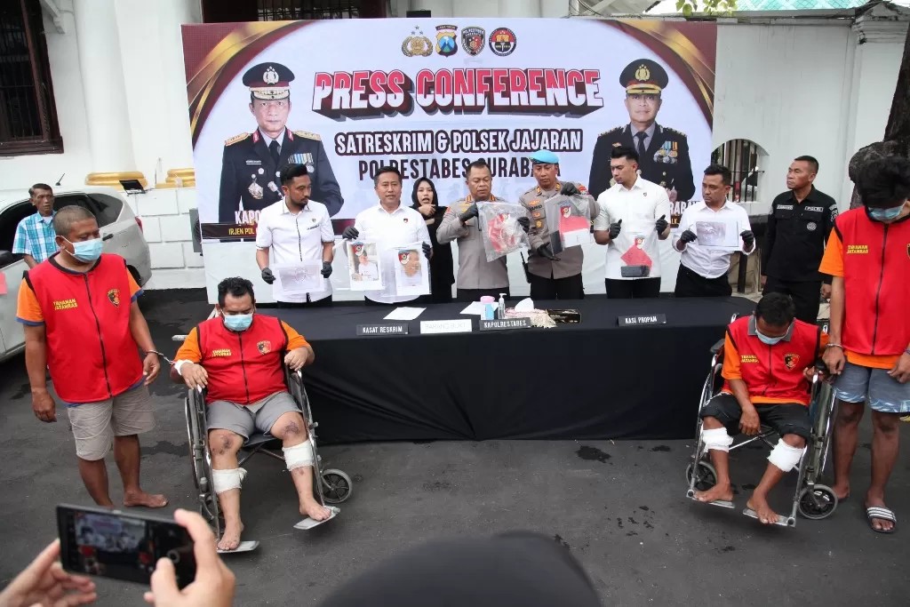 Komplotan begal taksi online diamankan di Polrestabes Surabaya.