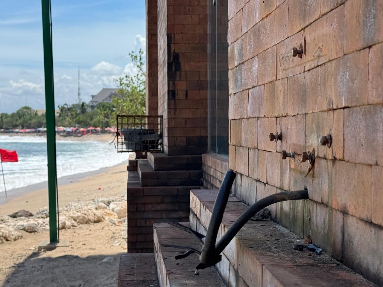 HILANG: Salah satu titik lampu sorot di Bangunan Tsunami Shelter, Pantai Kuta yang telah hilang.