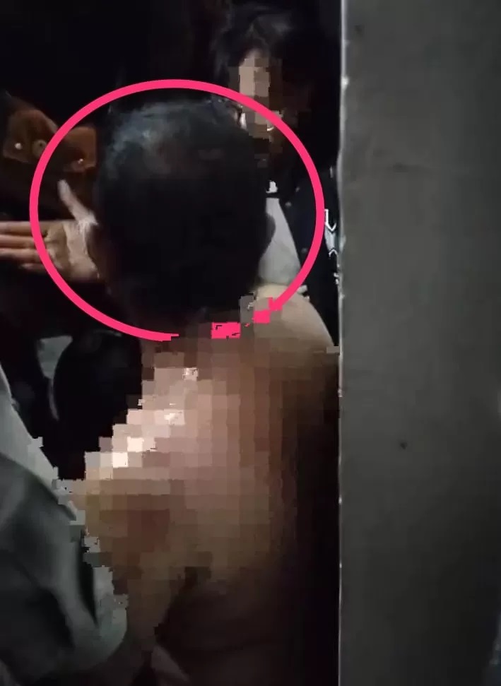 DIHAJAR : Pelaku curanmor saat ditangkap warga di Jalan Letjen Suprapto, Waru, Sidoarjo, Kamis (17/4) petang. (IST/RADAR SIDOARJO)