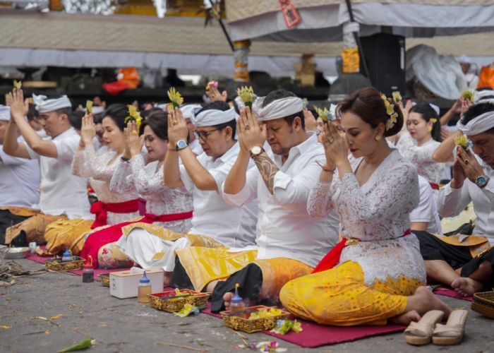 PENGANYARAN: Bupati Adi Arnawa didampingi Wabup Bagus Alit Sucipta saat melaksanakan Bhakti Penganyaran ke Pura Agung Besakih, Desa Besakih, Rendang, Karangasem, Kamis (17/4).
