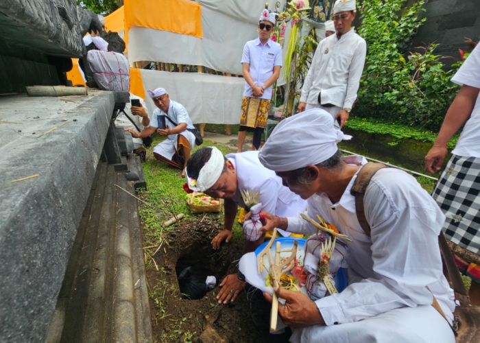 MENDEM PEDAGINGAN: Sekretaris MGPSSR Bali Pandu Prapanca Lagosa mendem pedagingan di Pura Penataran Agung Catur Parhyangan Ratu Pasek Linggih Ida Bhatara Mpu Ghana.
