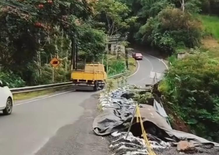 Akses jalan menuju Besakih dari Bangbang, Bangli rusak parah