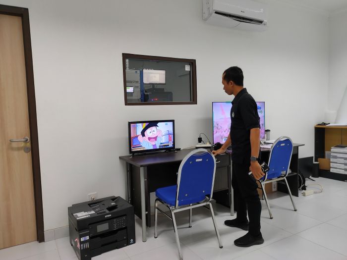 Ruang pemancar yang telah digunakan oleh Viva Grup di Turyapada Tower.