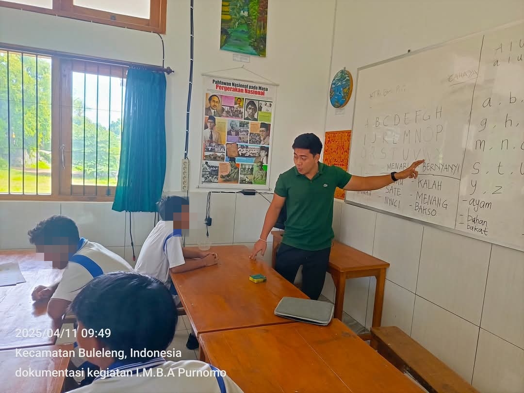 Siswa yang belum lancar membaca sedang mendapat bimbingan khusus.