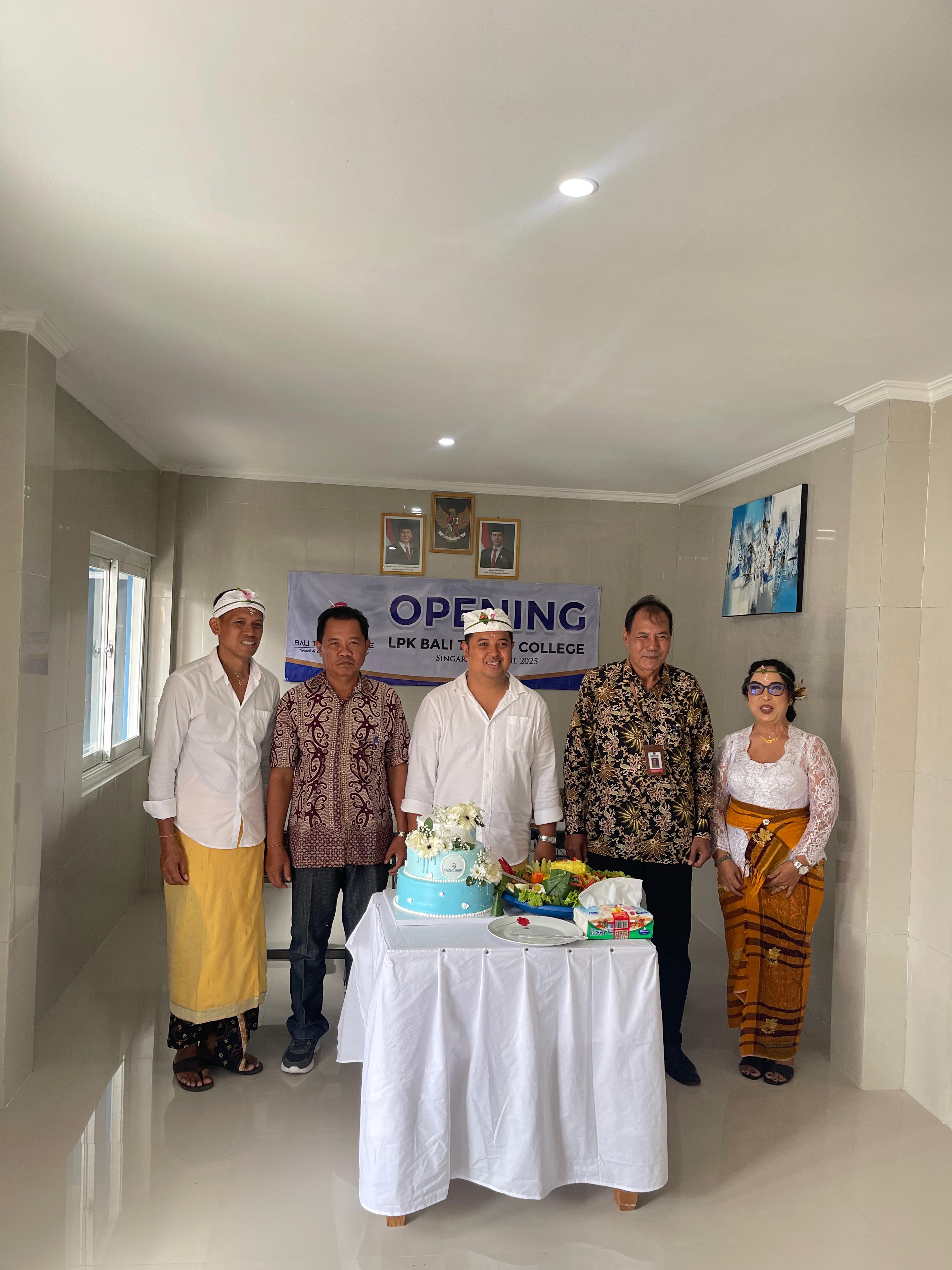 Pengelola LPK Bali Trinity College saat meresmikan Gedung Baru di Gang Walet, Jalan Kutilang, Gang Walet, Kelurahan Kaliuntu, Singaraja pada Jumat (18/4)
