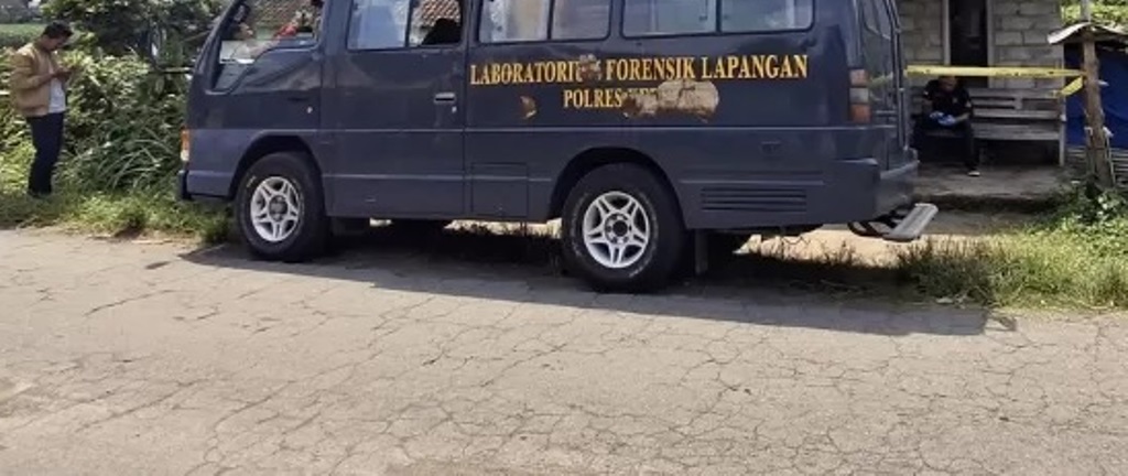 BERKAS LENGKAP: Rumah tempat kejadian perkara menjadi saksi bisu percobaan bunuh diri satu keluarga diDesa Manggis, Kecamatan Ngancar, Kabupaten Kediri. (FOTO: ASAD MS/JPRK)