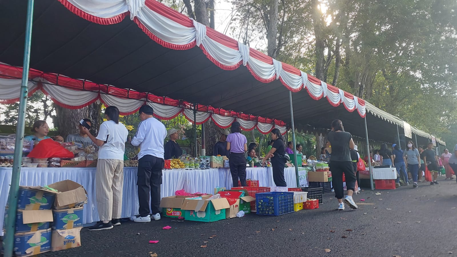 PASAR MURAH: Pemprov Bali menggelar pasar murah yang dipusatkan di depan Kantor Gubernur Bali, Jalan Basuki Rahmat, Denpasar, Sabtu (19/4)