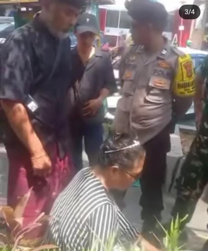 Seorang wanita paruh baya diamankan oleh apparat diduga mencuri HP saat pawai budaya HUT Kota Gianyar