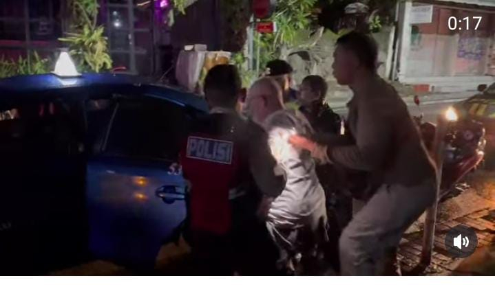 Personel Polsek Kuta membantu WNA yang sedang mabuk di Seminyak
