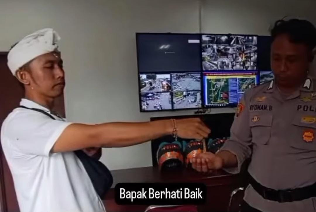 Pemedek temukan gelang emas di Pura Besakih