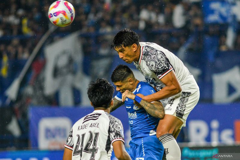 Pemain Persib Bandung Ciro Alves (tengah) berebut bola dengan pesepak bola Bali United Elias Dolah (kanan) dalam laga lanjutan Liga 1 di Stadion Gelora Bandung Lautan Api, Bandung, Jumat (18//4/2025).