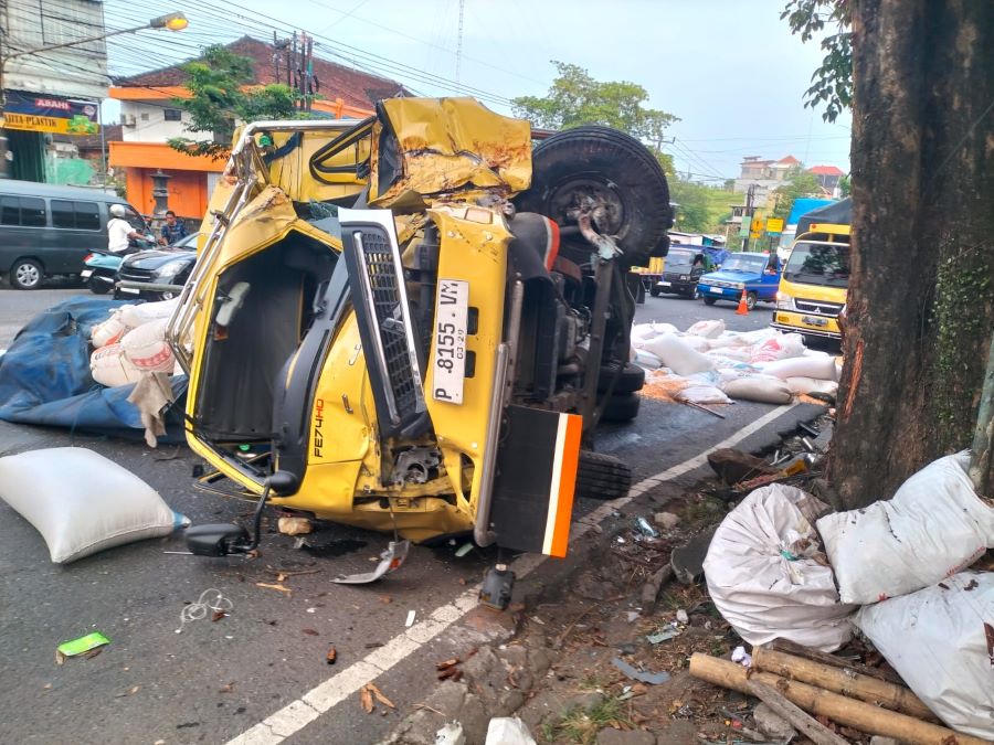 Kecelakaan Pikap VS Truk di bypass Ir. Soekarno, Kecamatan Kediri, Kabupaten Tabanan, Bali, terjadi Jumat (18/4/2025).