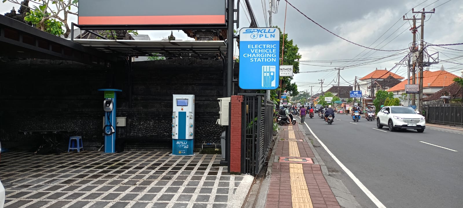 INSENTIF: Salah satu SPKLU mitra PLN yang terpasang strategis di pusat keramaian kota Denpasar.