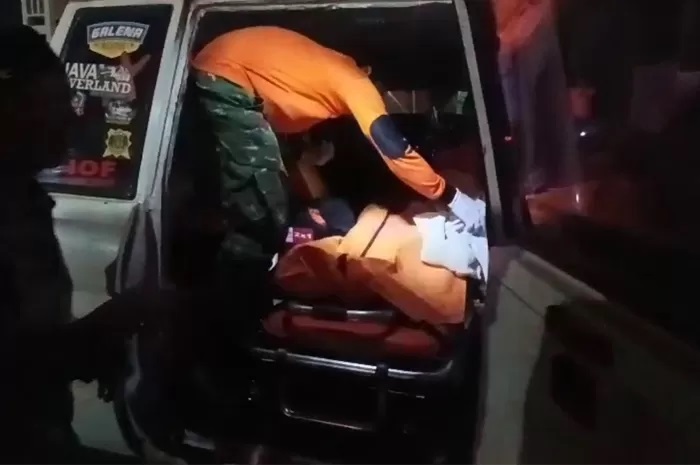 Petani Asal Gresik Ditemukan Tewas di Sawah DIDUGA SERANGAN JANTUNG: Jasad korban dievakuasi ke kamar jenazah RSUD Prof dr Soekandar Mojosari sebelum dibawa ke rumah duka, Jumat (18/4) malam.