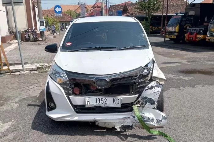 RINGSEK: Kondisi mobil Toyota Calya usai menabrak pengendara motor di Desa Lebuawu, Kecamatan Pecangaan kemarin. (SATLANTAS POLRES JEPARA UNTUK RADAR KUDUS)