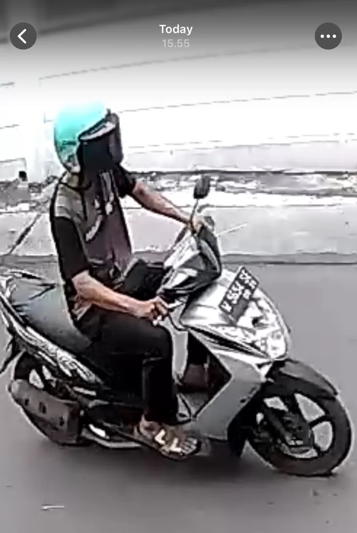 TEREKAM CCTV : Pelaku terekam CCTV usai melakukan pencurian kotak amal di Masjid Al Hidayah (Radar Gresik)
