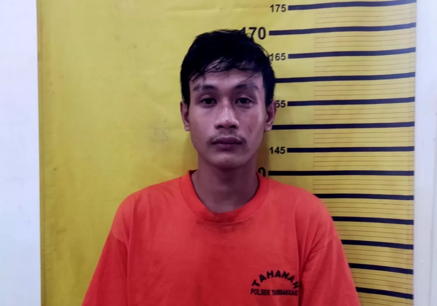 DIHAJAR MASSA : Tersangka curanmor Akhmad Wahyu Syahrul Abidin diamankan usai tepergok korban di Jalan Bronggalan, Tambaksari, Surabaya. (IST/RADAR SURABAYA)
