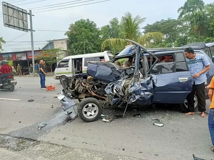 Sebuah minibus yang parkir Jalur Arteri Nasional Desa Tejo, Mojoagung Jombang ditabrak mobil pikap hingga terjun ke parit pada Minggu (20/4) dini hari. (Achmad RW)