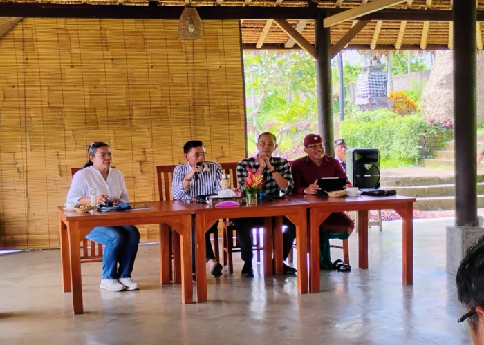 FESTIVAL : Bupati Klungkung I Made Satria bersama Wakil Bupati Tjokorda Gde Surya Putra dalam jumpa pers pelaksanaan festival, Minggu (20/4/2025).