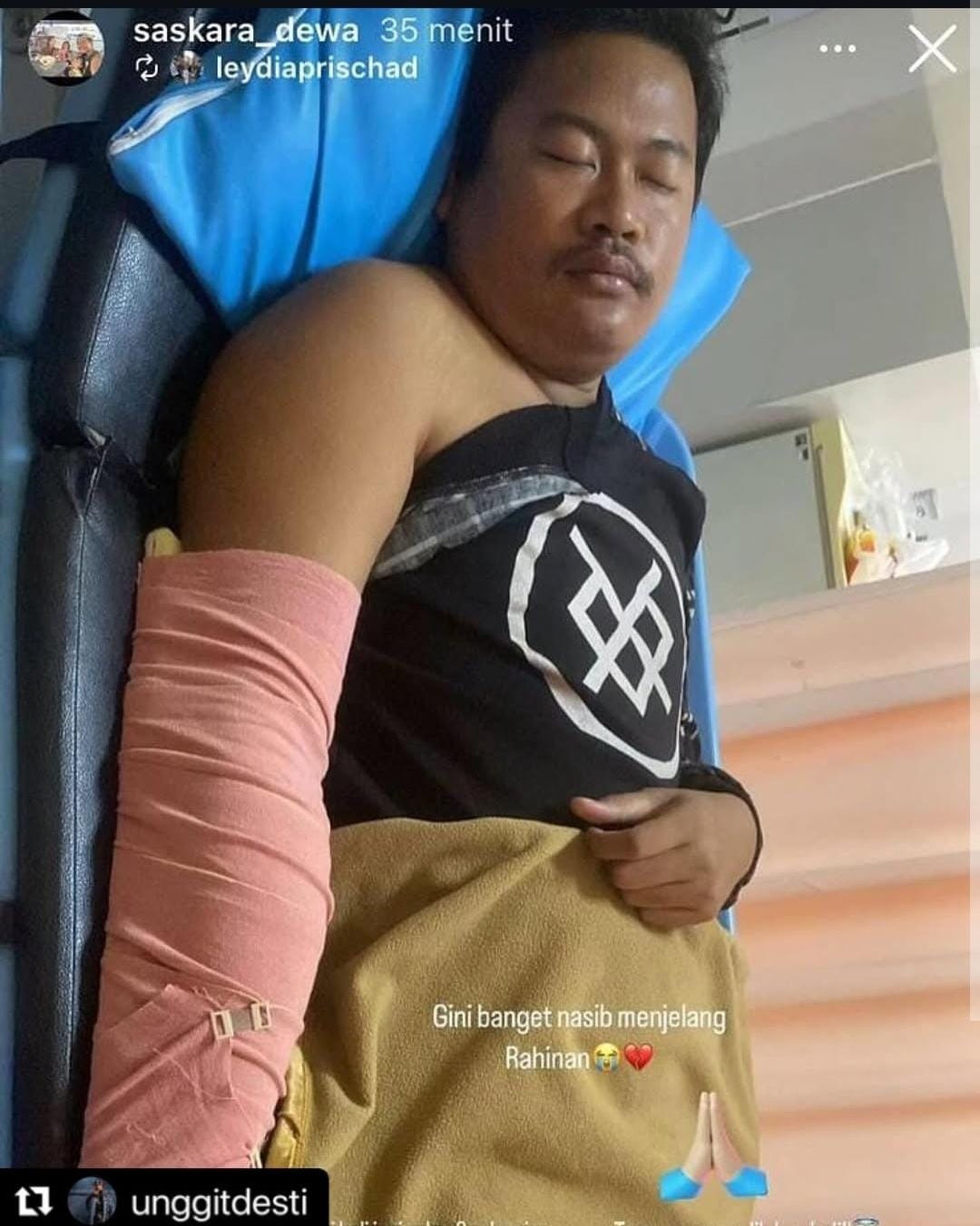 PATAH TULANG: Warga Sidakarya menjalani perawatan lantaran patah tulang akibat dipukul warga Sumba di Sanur.