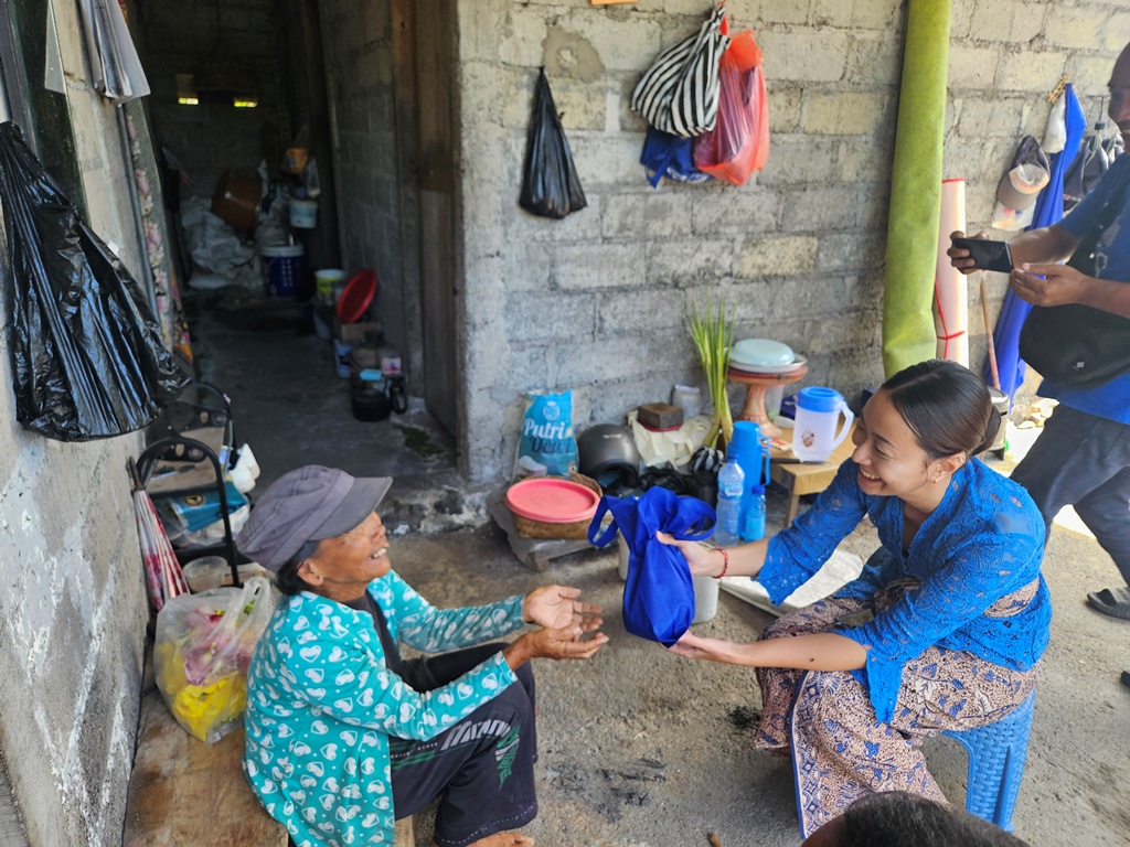 BAGI DAGING BABI: PAN Bali memberikan daging babi untuk lansia bernama Rati.