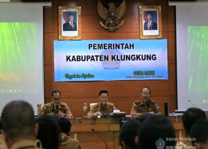 EVALUASI : Rapat evaluasi bersama Organisasi Perangkat Daerah (OPD) penghasil PAD, Senin (21/4/2025) di Ruang Rapat Praja Mandala, Kantor Bupati Klungkung.