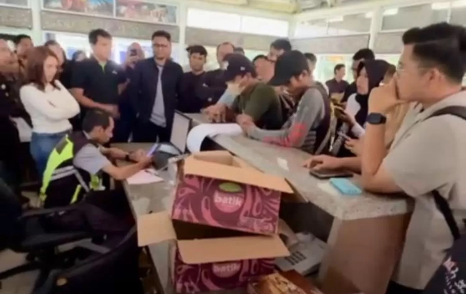 Penumpang Lion Air di BAndara Soekarno-Hatta Tangerang meminta penjelasan soal keterlambatan yang dialami hingga berjam-jam, Minggu (20/4/2025). (Istimewa)