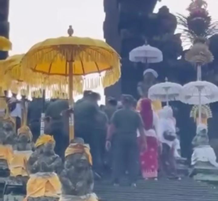 Sejumlah pria berseragam dinas masuk ke area suci Pura Besakih menjadi sorotan