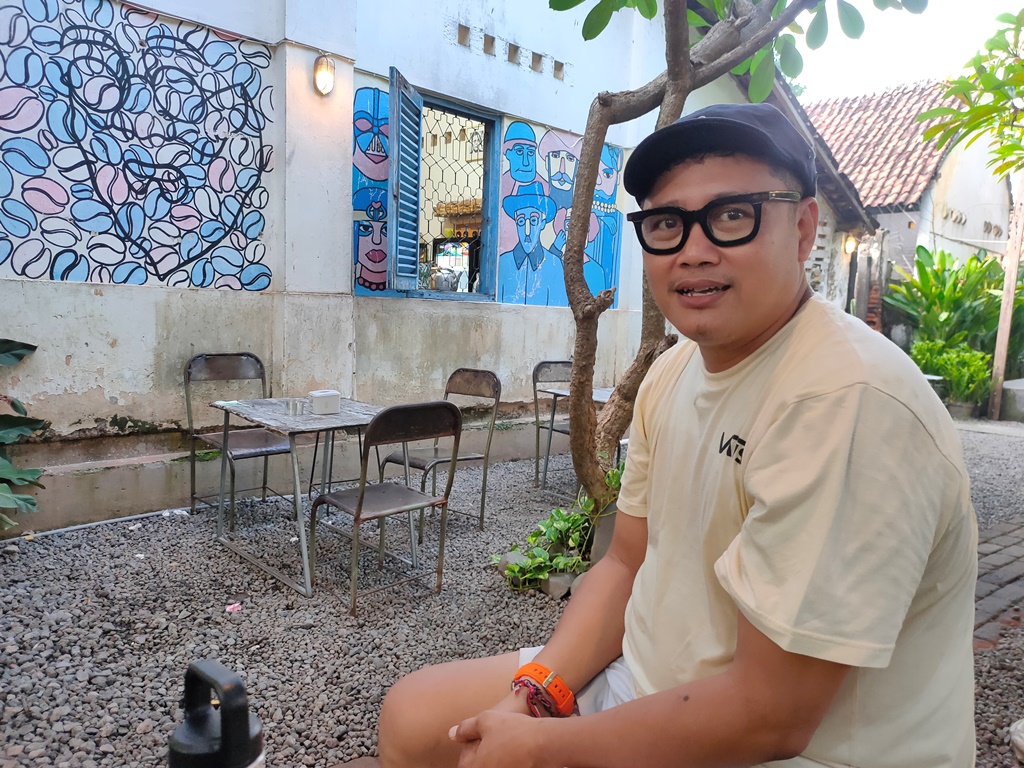 Ida Bagus Made Mahadi Kemenuh, pemilik Kedai Kopi deKakiang40 di Singaraja.