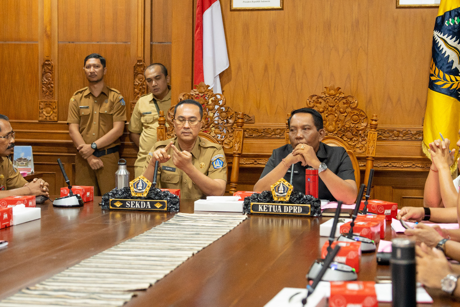 RAPAT: Pelaksanaan rapat kooridinasi strategis antara Sekda Badung Ida Bagus Surya Suamba bersama DPRD Badung di ruang rapat Nayaka Gosana I, Puspem Badung, Senin (21/4).