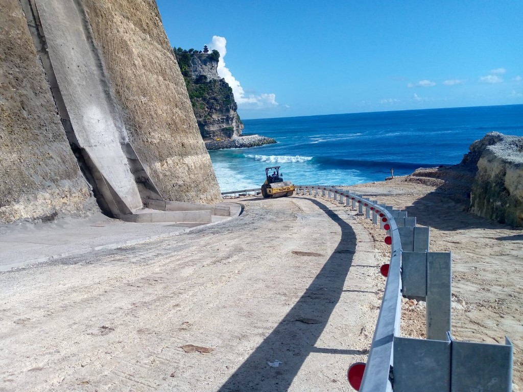 RAMPUNG: Suasana aktivitas pengerjaan penataan di Pura Luhur Uluwatu, Desa Pecatu, Kecamatan Kuta Selatan, yang kini telah rampung.