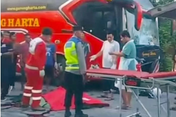 RINGSEK: Bus Gunung Harta menabrak sepeda motor di Jalan Purwodadi &ndash; Blora tepatnya di Desa Pojok, Kecamatan Tawangharjo, Minggu (20/4). (SCRENSHOT VIDEO)
