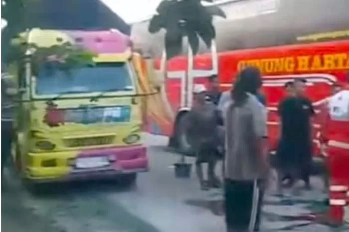RINGSEK: Bus Gunung Harta menabrak sepeda motor di Jalan Purwodadi &ndash; Blora tepatnya di Desa Pojok, Kecamatan Tawangharjo , Minggu (20/4). (SCRENSHOT VIDEO )