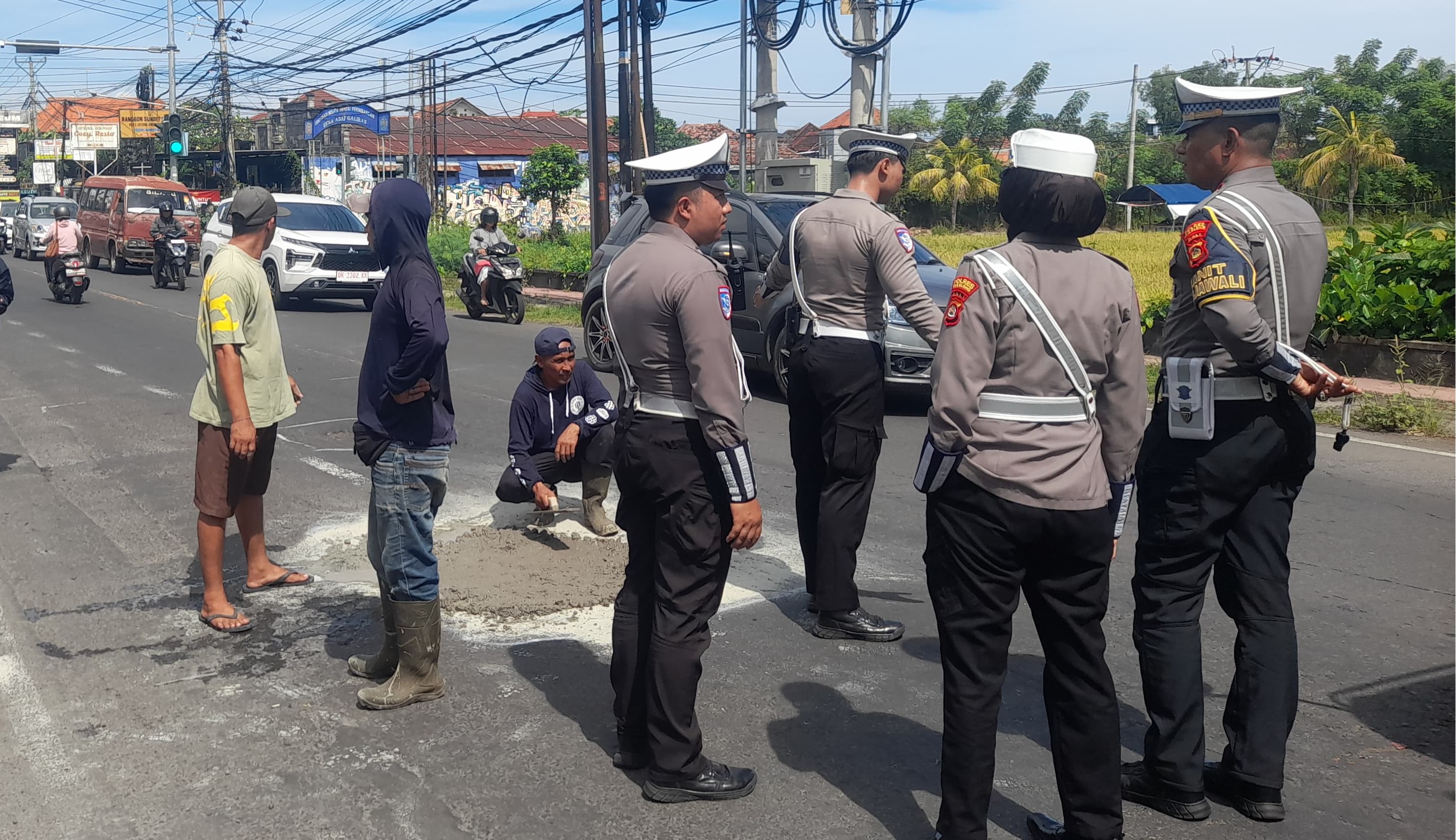 Penambalan jalan berlubang oleh pengusaha di Buleleng berkolaborasi dengan Dinas PUTR dan Polres Buleleng.